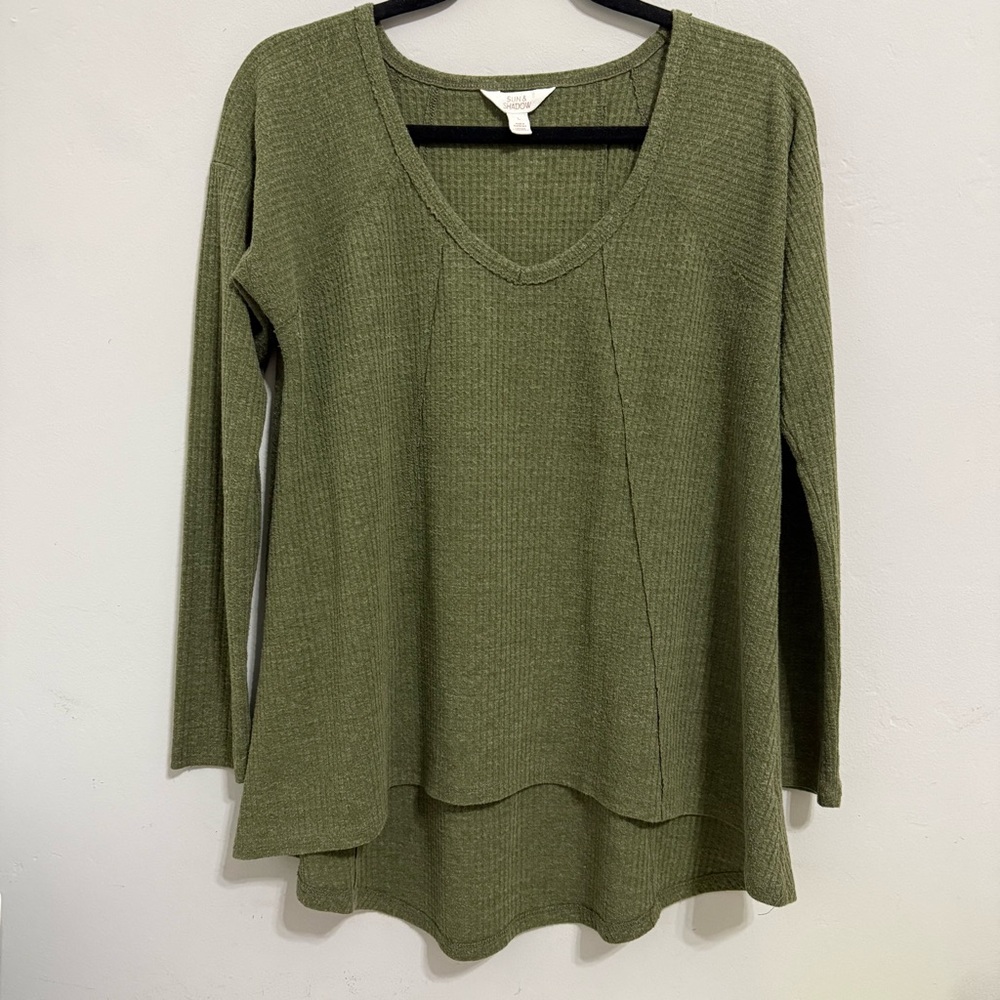 Women's Sun & Shadow Army Green Long Sleeve Top. Size L